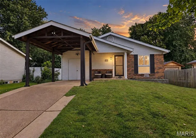 Photo 1 of Single family home for sale at 2615 Lindsay Ln, Florissant, MO 63031 | MLS# MIS26057366 | Listing updated on 2026-09-14