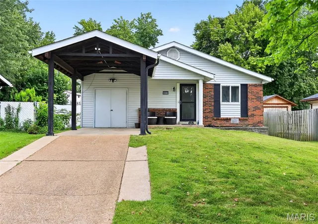 Photo 2 of Single family home for sale at 2615 Lindsay Ln, Florissant, MO 63031 | MLS# MIS26057366 | Listing updated on 2026-09-14