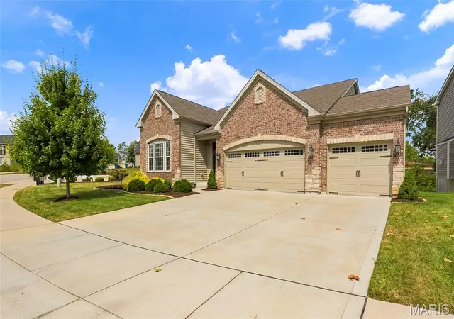 Photo 2 of Single family home for sale at 140 Oakleigh Park Ln, Saint Charles, MO 63303 | MLS# MIS26057369 | Listing updated on 2026-10-04