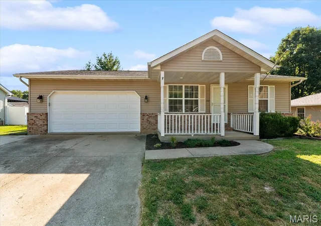 Photo 1 of Single family home for sale at 708 S Library St, Waterloo, IL 62298 | MLS# MIS26057374 | Listing updated on 2026-09-06