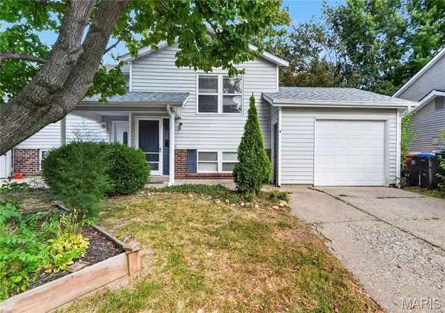 Photo 1 of Sale Pending at 306 Della Dr, Saint Peters, MO 63376 | MLS# MIS26057383 | Listing updated on 2026-09-12