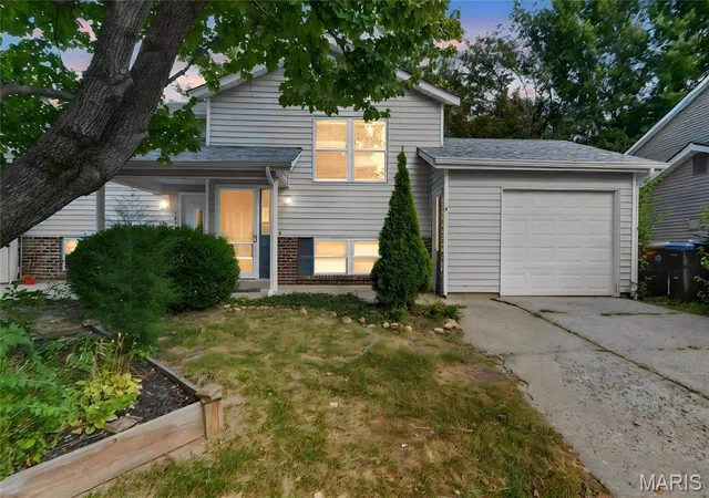 Photo 2 of Sale Pending at 306 Della Dr, Saint Peters, MO 63376 | MLS# MIS26057383 | Listing updated on 2026-09-12