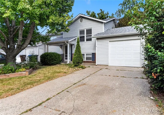 Listing Photo 5 - Condo for sale in building located at 306 Della Dr, Saint Peters, MO 63376