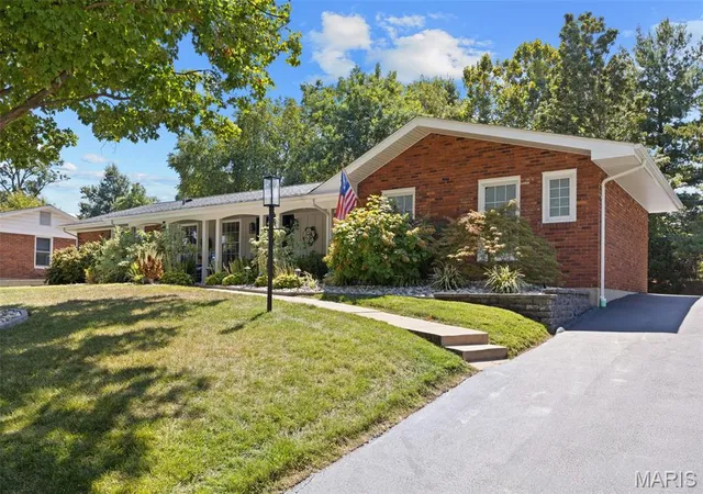 Photo 3 of Sale Pending at 11958 Rocky Dr, Saint Louis, MO 63141 | MLS# MIS26057396 | Listing updated on 2026-09-26