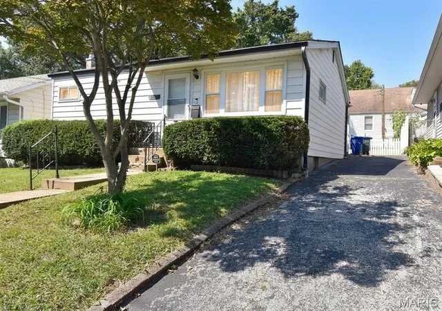 Photo 2 of Single family home for sale at 3907 Mccausland Ave, Saint Louis, MO 63109 | MLS# MIS26057401 | Listing updated on 2026-10-09