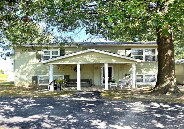Single family home for sale at 1702 Fieldcrest Dr, Sparta, IL 62286 | MLS# MIS26057425