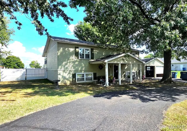 Photo 2 of Single family home for sale at 1702 Fieldcrest Dr, Sparta, IL 62286 | MLS# MIS26057425 | Listing updated on 2026-10-09