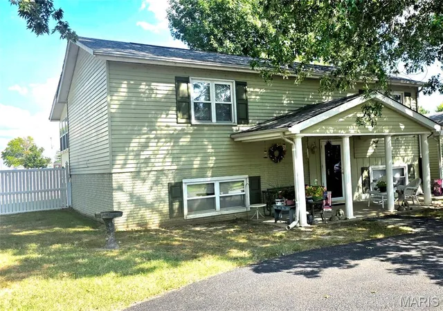 Photo 3 of Single family home for sale at 1702 Fieldcrest Dr, Sparta, IL 62286 | MLS# MIS26057425 | Listing updated on 2026-10-09