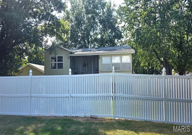 Photo 3 of Single family home for sale at 1702 Fieldcrest Dr, Sparta, IL 62286 | MLS# MIS26057425 | Listing updated on 2026-10-09