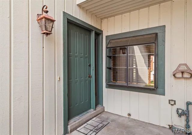 Photo 2 of Townhouse for sale at 2044 Falling Brk Dr, Maryland Heights, MO 63043 | MLS# MIS26057427 | Listing updated on 2026-09-04