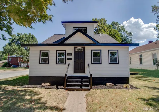 Single family home for sale at 575 Hamilton Ave, Wood River, IL 62095 | MLS# MIS26057429