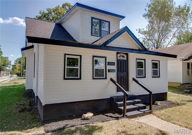 Photo 2 of Single family home for sale at 575 Hamilton Ave, Wood River, IL 62095 | MLS# MIS26057429 | Listing updated on 2026-09-05