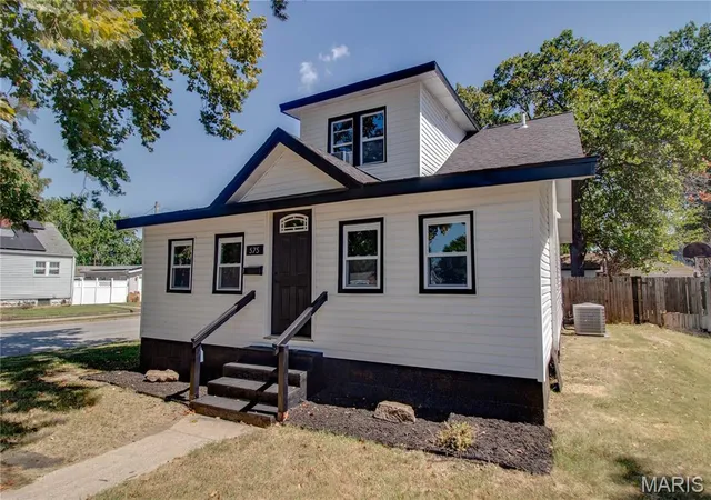 Photo 2 of Single family home for sale at 575 Hamilton Ave, Wood River, IL 62095 | MLS# MIS26057429 | Listing updated on 2026-09-10