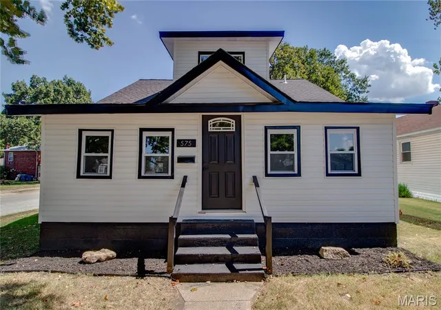 Photo 3 of Single family home for sale at 575 Hamilton Ave, Wood River, IL 62095 | MLS# MIS26057429 | Listing updated on 2026-09-10