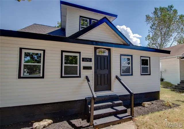 Photo 4 of Single family home for sale at 575 Hamilton Ave, Wood River, IL 62095 | MLS# MIS26057429 | Listing updated on 2026-09-10