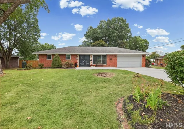 Photo 2 of Single family home for sale at 4303 Chadwick Dr, Alton, IL 62002 | MLS# MIS26057435 | Listing updated on 2026-10-05