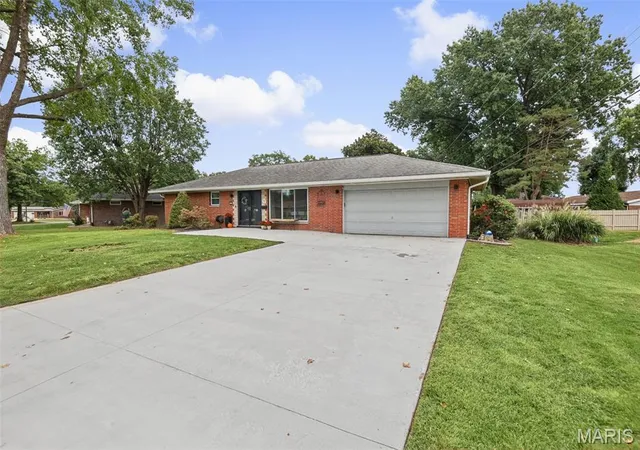 Photo 3 of Single family home for sale at 4303 Chadwick Dr, Alton, IL 62002 | MLS# MIS26057435 | Listing updated on 2026-10-05