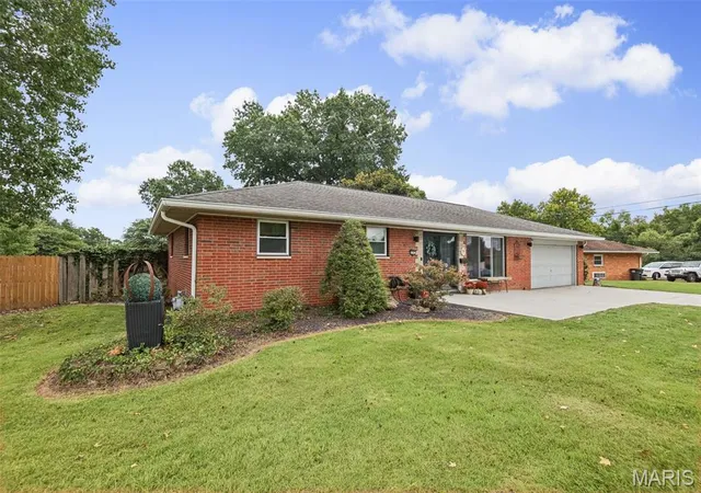 Photo 3 of Single family home for sale at 4303 Chadwick Dr, Alton, IL 62002 | MLS# MIS26057435 | Listing updated on 2026-10-05