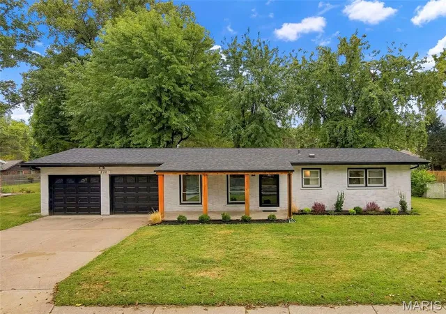 Photo 2 of Single family home for sale at 210 S Duchesne Dr, Saint Charles, MO 63301 | MLS# MIS26057444 | Listing updated on 2026-09-24