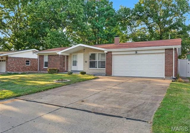 Photo 2 of Single family home for sale at 3865 Belcroft Dr, Florissant, MO 63034 | MLS# MIS26057544 | Listing updated on 2026-09-06