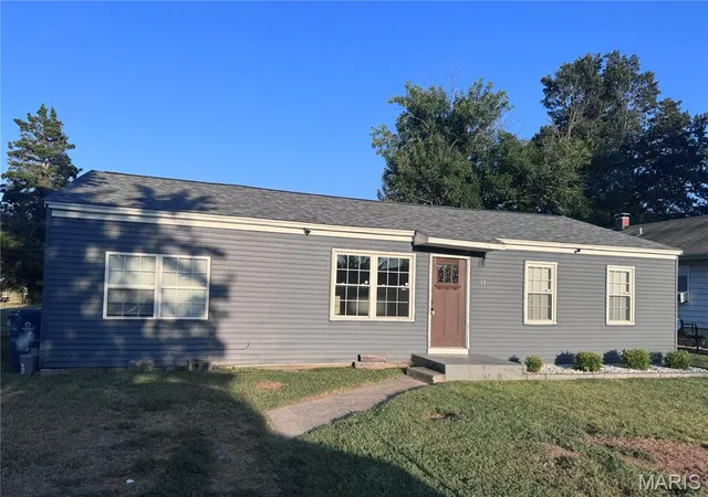 Single family home for sale at 17 Randolph Dr, Centralia, IL 62801 | MLS# MIS26057558