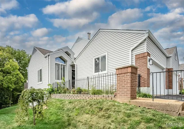 Photo 2 of Sale Pending at 1706 Ridgeview Cir Dr, Ballwin, MO 63021 | MLS# MIS26057577 | Listing updated on 2026-09-27