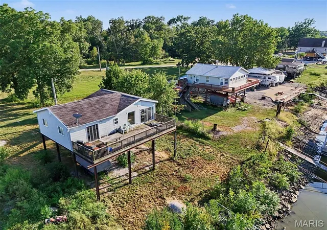 Photo 4 of Sale Pending at 11 Woods Crk Rd, Saint Charles, MO 63301 | MLS# MIS26057584 | Listing updated on 2026-09-14