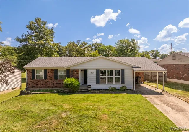 Photo 1 of Single family home for sale at 2117 Bolton St, Saint Charles, MO 63301 | MLS# MIS26057588 | Listing updated on 2026-09-05