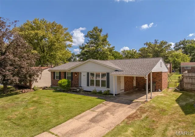 Photo 2 of Single family home for sale at 2117 Bolton St, Saint Charles, MO 63301 | MLS# MIS26057588 | Listing updated on 2026-09-05