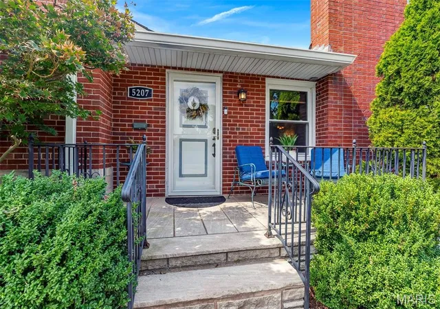 Photo 3 of Sale Pending at 5207 Kingwood Dr, Saint Louis, MO 63123 | MLS# MIS26057599 | Listing updated on 2026-09-15