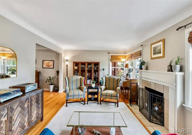 Photo 4 of Sale Pending at 5207 Kingwood Dr, Saint Louis, MO 63123 | MLS# MIS26057599 | Listing updated on 2026-09-15