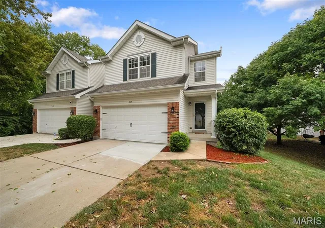 Photo 2 of Townhouse for sale at 209 Waterside Xing Ct, Saint Peters, MO 63376 | MLS# MIS26057600 | Listing updated on 2026-09-22