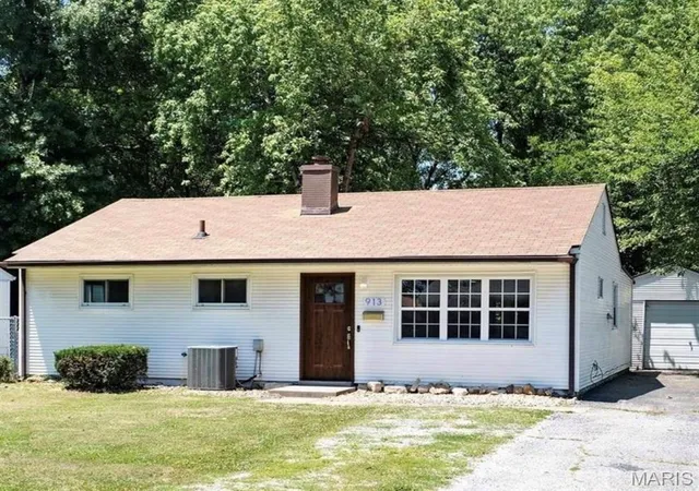 Photo 1 of Single family home for sale at 913 N 38th Street, Belleville, IL 62226 | MLS# MIS26057609 | Listing updated on 2026-09-06