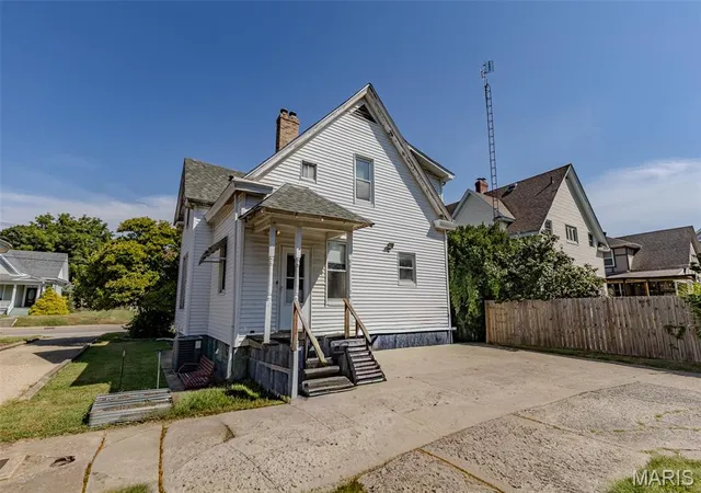 Photo 3 of Single family home for sale at 415 E 1st South St, Carlinville, IL 62626 | MLS# MIS26057611 | Listing updated on 2026-09-06