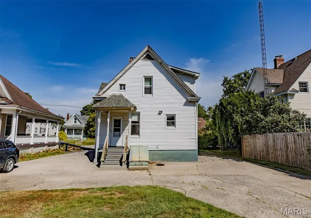 Photo 4 of Single family home for sale at 415 E 1st South St, Carlinville, IL 62626 | MLS# MIS26057611 | Listing updated on 2026-09-06