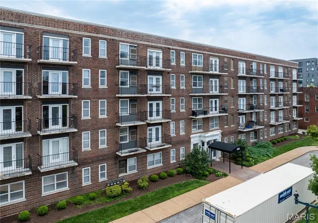 Listing Photo 2 - Condo for sale in building located at 5630 Pershing Ave, St. Louis, MO 63112 - Unit #59