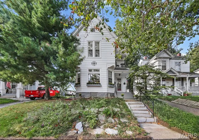 Photo 2 of Sale Pending at 408 Bluff St, Alton, IL 62002 | MLS# MIS26057620 | Listing updated on 2026-09-13
