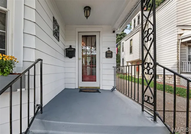 Photo 2 of Sale Pending at 408 Bluff St, Alton, IL 62002 | MLS# MIS26057620 | Listing updated on 2026-09-13
