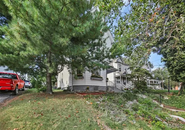Photo 3 of Sale Pending at 408 Bluff St, Alton, IL 62002 | MLS# MIS26057620 | Listing updated on 2026-09-13