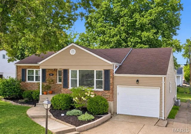 Photo 2 of Single family home for sale at 7907 E Yorkshire Dr, Saint Louis, MO 63123 | MLS# MIS26057621 | Listing updated on 2026-09-21