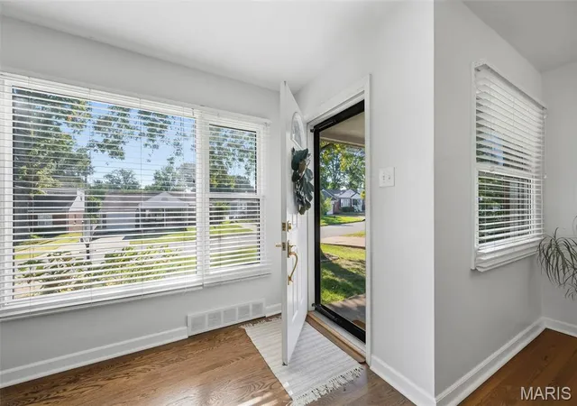 Photo 3 of Single family home for sale at 7907 E Yorkshire Dr, Saint Louis, MO 63123 | MLS# MIS26057621 | Listing updated on 2026-09-21
