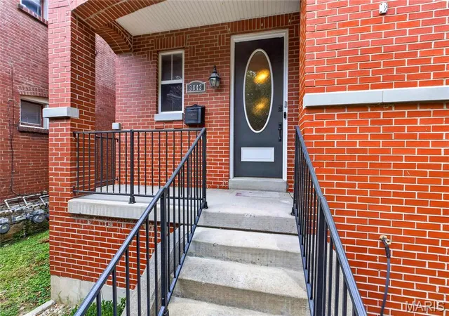 Photo 3 of Sale Pending at 3843 Russell Blvd, Saint Louis, MO 63110 | MLS# MIS26057640 | Listing updated on 2026-10-19
