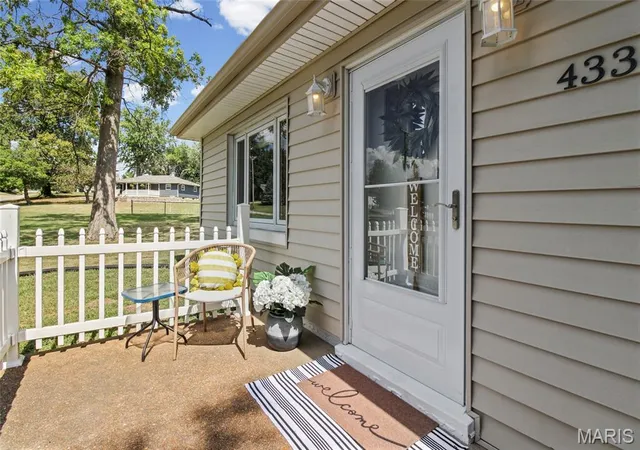 Photo 3 of Sale Pending at 4334 Ringer Rd, Saint Louis, MO 63129 | MLS# MIS26057646 | Listing updated on 2026-09-12