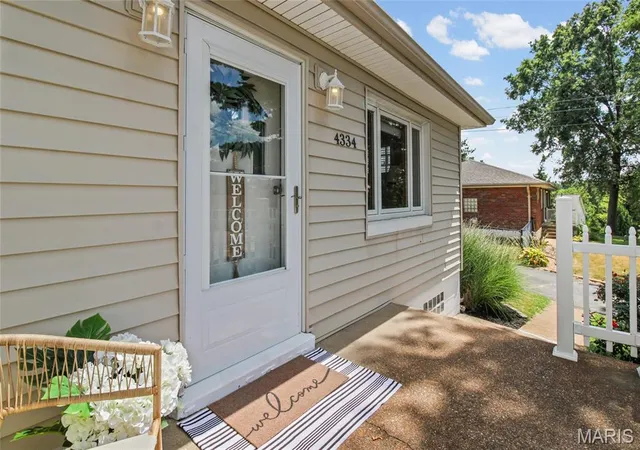 Photo 3 of Sale Pending at 4334 Ringer Rd, Saint Louis, MO 63129 | MLS# MIS26057646 | Listing updated on 2026-09-12