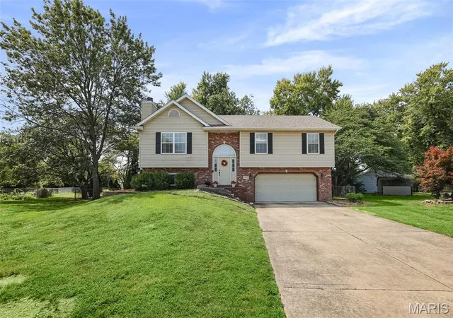 Photo 1 of Sale Pending at 2433 Fld Point Dr, Maryville, IL 62062 | MLS# MIS26057648 | Listing updated on 2026-09-13