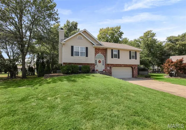Photo 2 of Sale Pending at 2433 Fld Point Dr, Maryville, IL 62062 | MLS# MIS26057648 | Listing updated on 2026-09-13