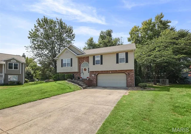 Photo 3 of Sale Pending at 2433 Fld Point Dr, Maryville, IL 62062 | MLS# MIS26057648 | Listing updated on 2026-09-14