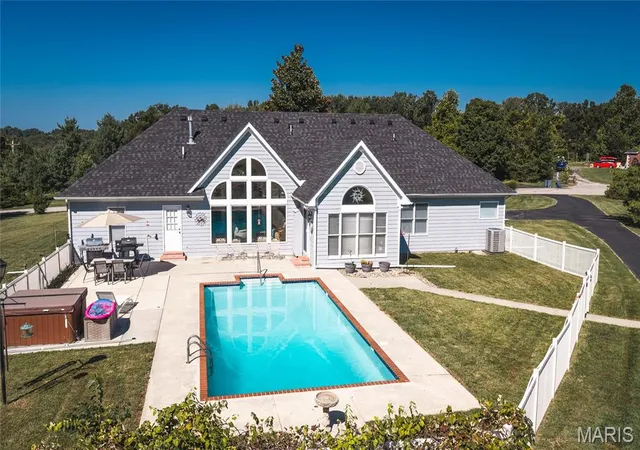 Photo 3 of Sale Pending at 10050 Vintage Ln, Rolla, MO 65401 | MLS# MIS26057649 | Listing updated on 2026-09-08