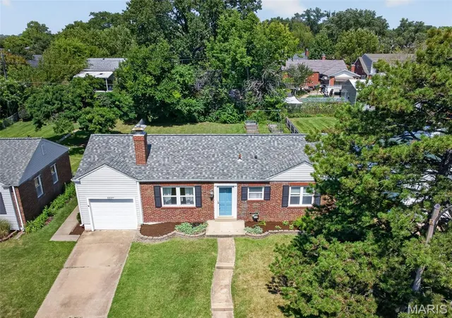 Photo 3 of Sale Pending at 5527 Bancroft Ave, Saint Louis, MO 63109 | MLS# MIS26057650 | Listing updated on 2026-09-22