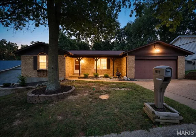 Photo 2 of Sale Pending at 2124 Windemere Dr, Imperial, MO 63052 | MLS# MIS26057652 | Listing updated on 2026-10-04